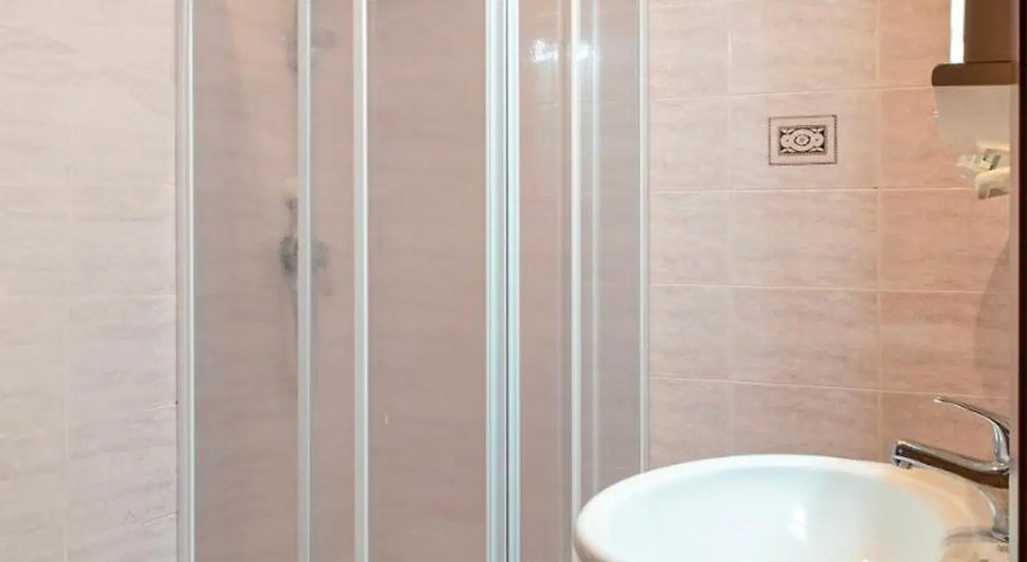 Hotel Ventura BATHROOM