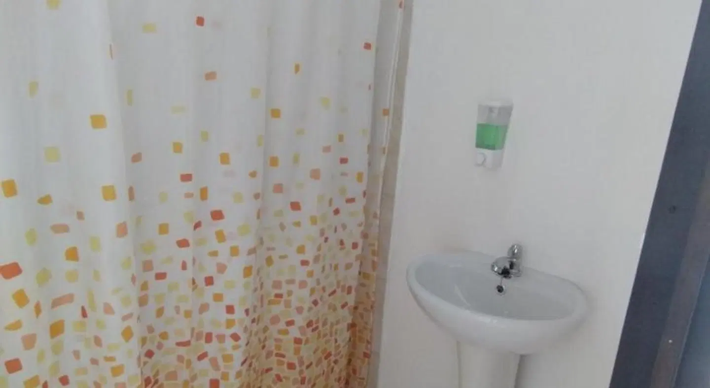 Lajuela Hostel BATHROOM