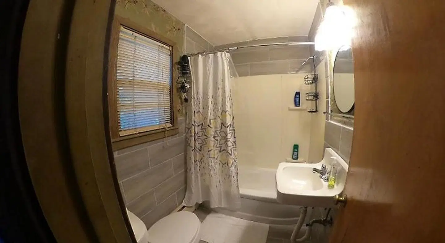 Heart of the Berkshires Motel BATHROOM