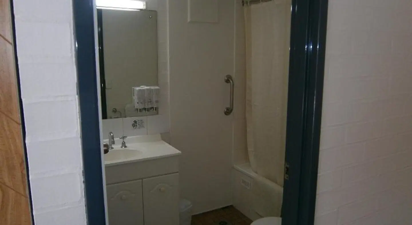 Winsor Park Motor Inn BATHROOM