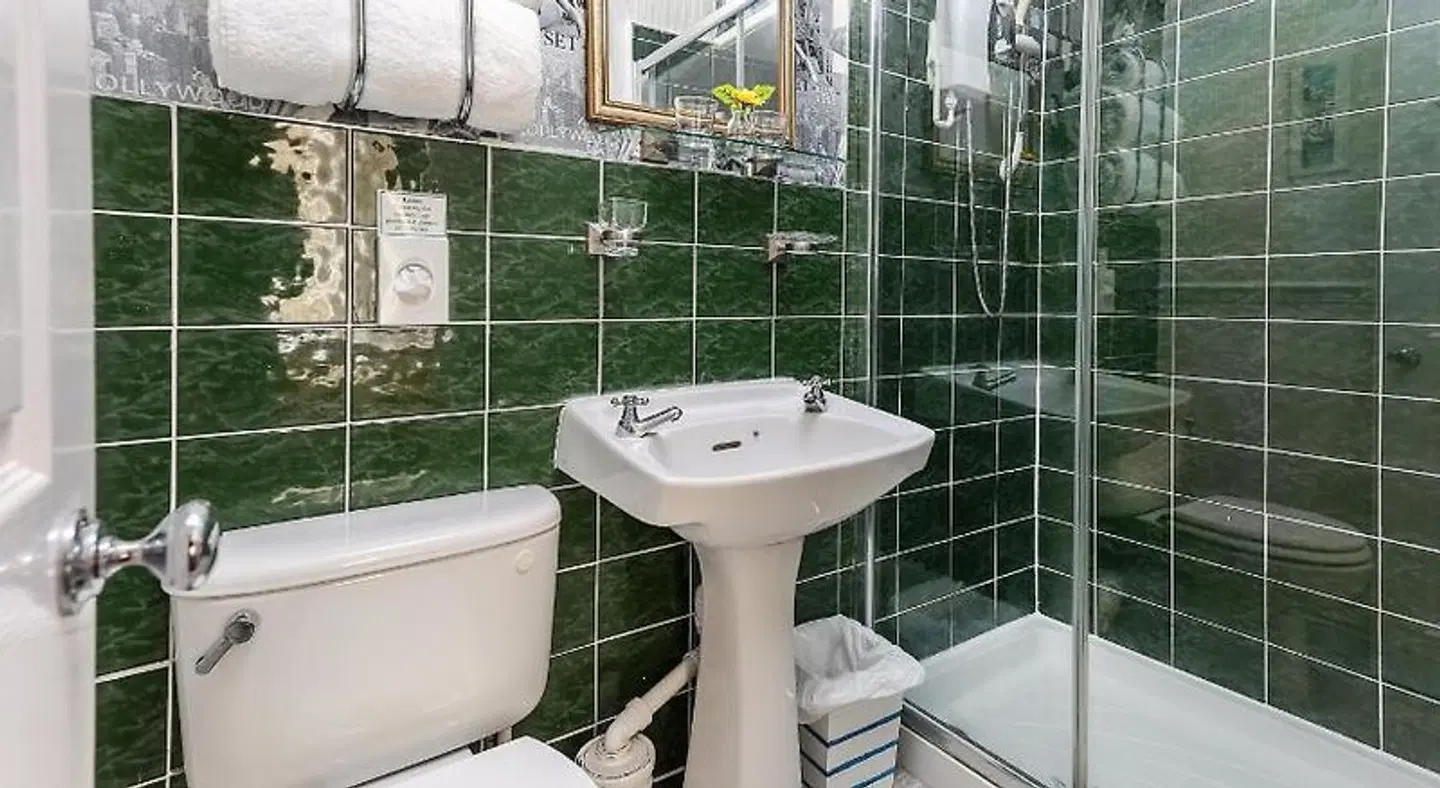 Kensington Guest House BATHROOM