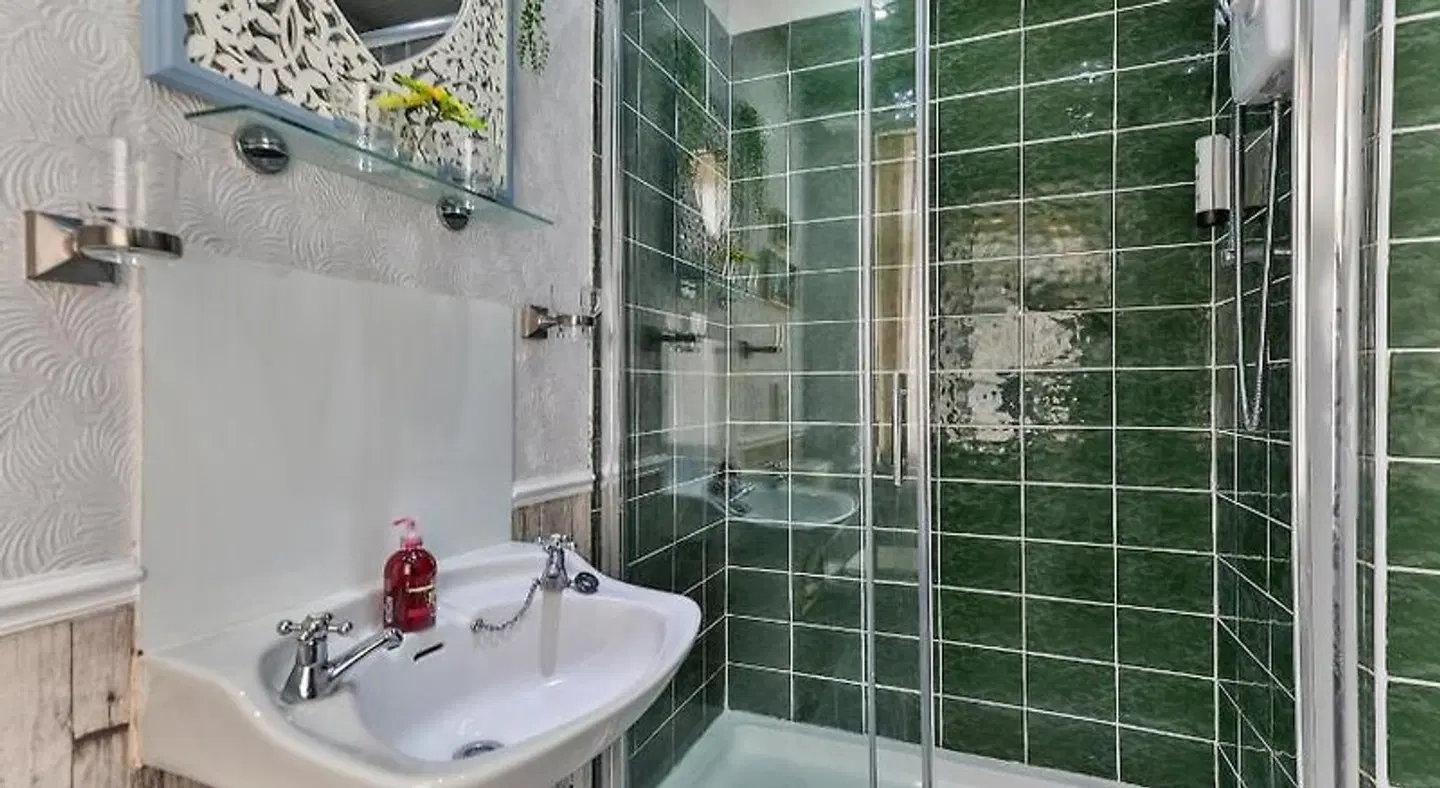 Kensington Guest House BATHROOM