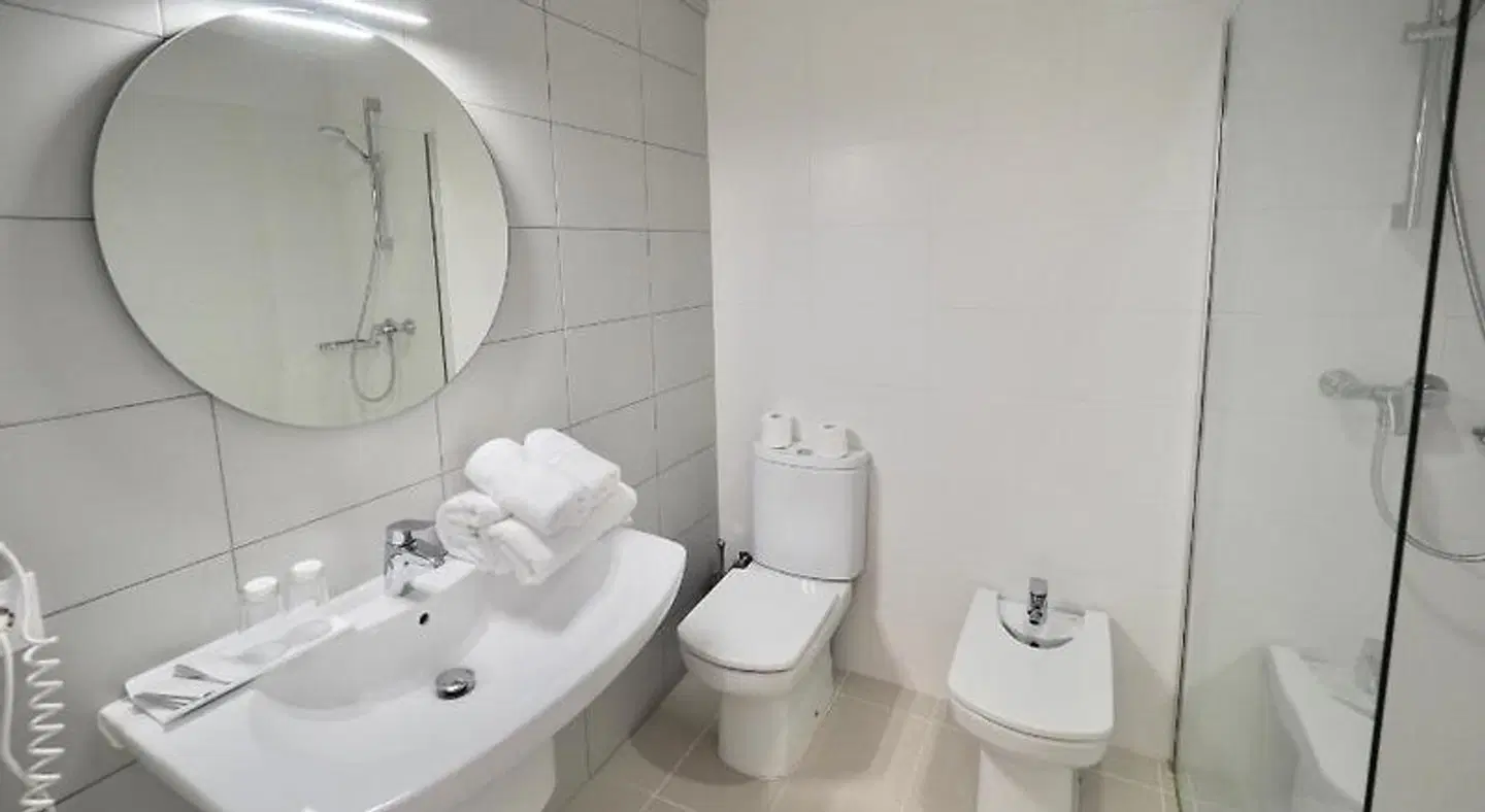 Flor Los Almendros BATHROOM