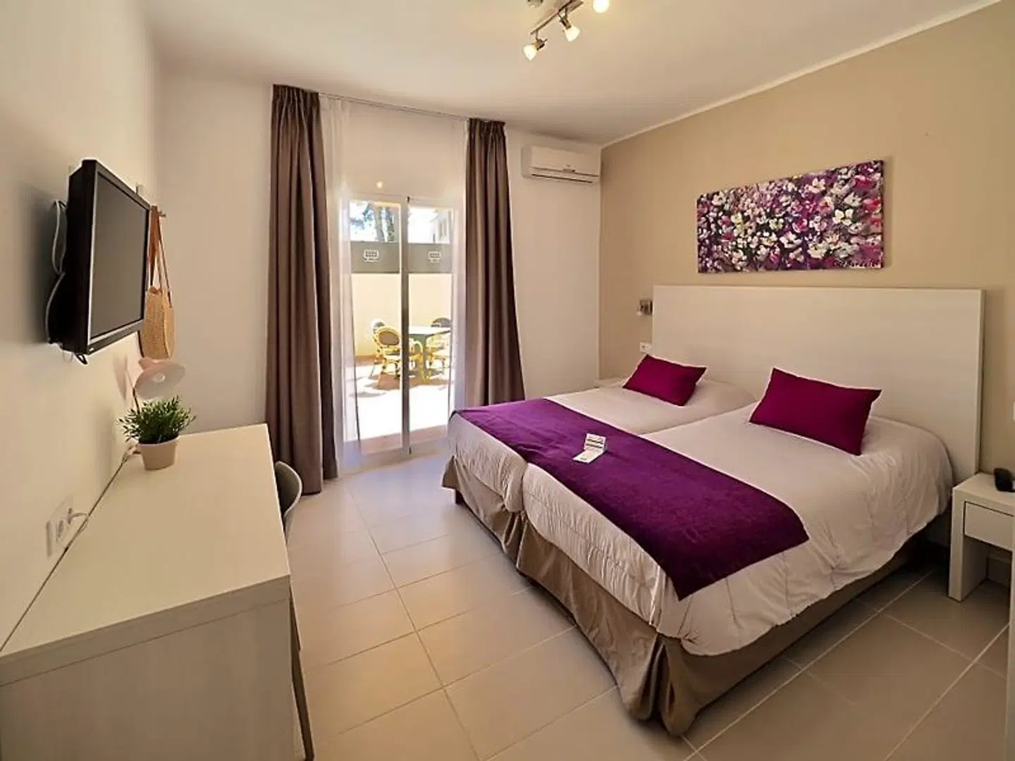 Flor Los Almendros ROOM_EXAMPLE