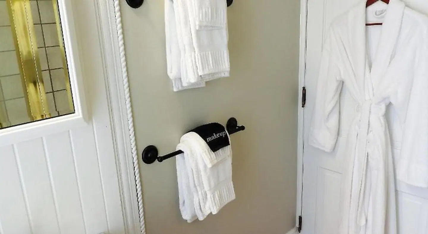 Champaign Garden Inn BATHROOM