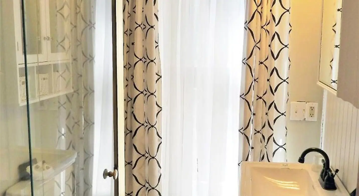 Champaign Garden Inn BATHROOM