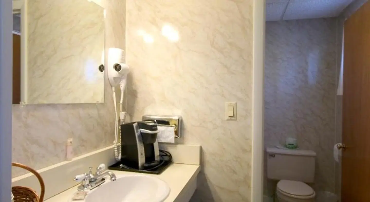 Moseley Cottage and Town Motel BATHROOM