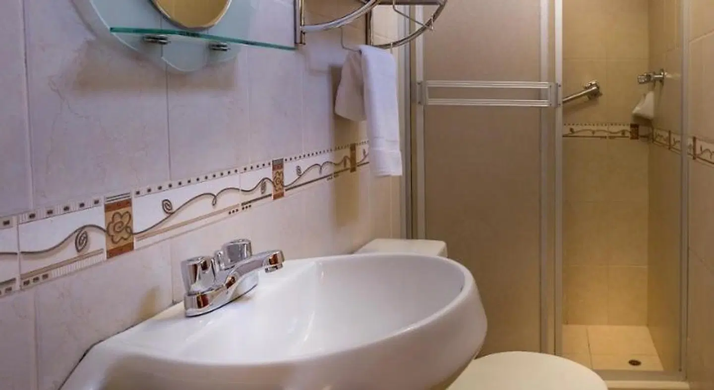 El Virrey Boutique Hostal BATHROOM
