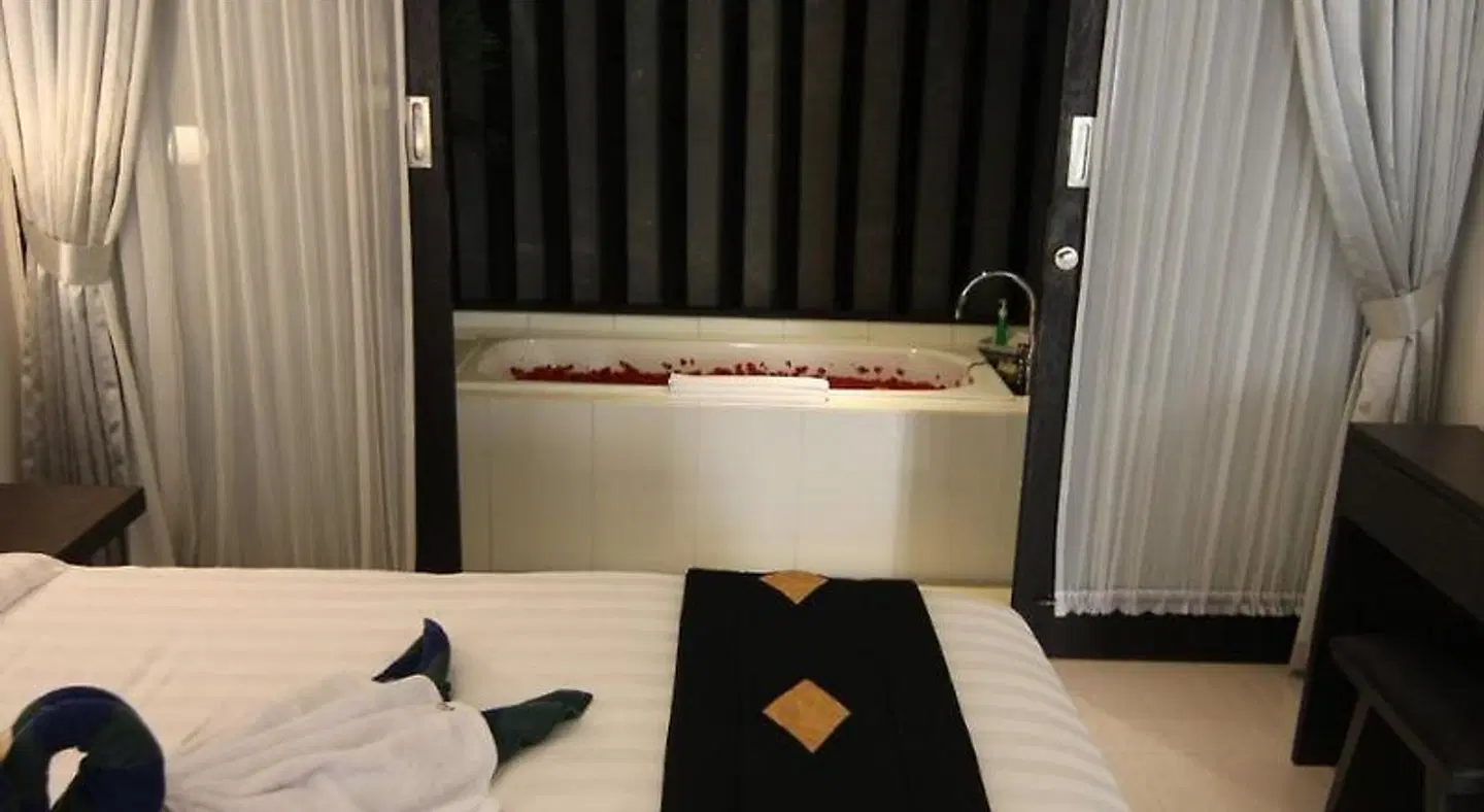 The Diana Suite Tuban BATHROOM