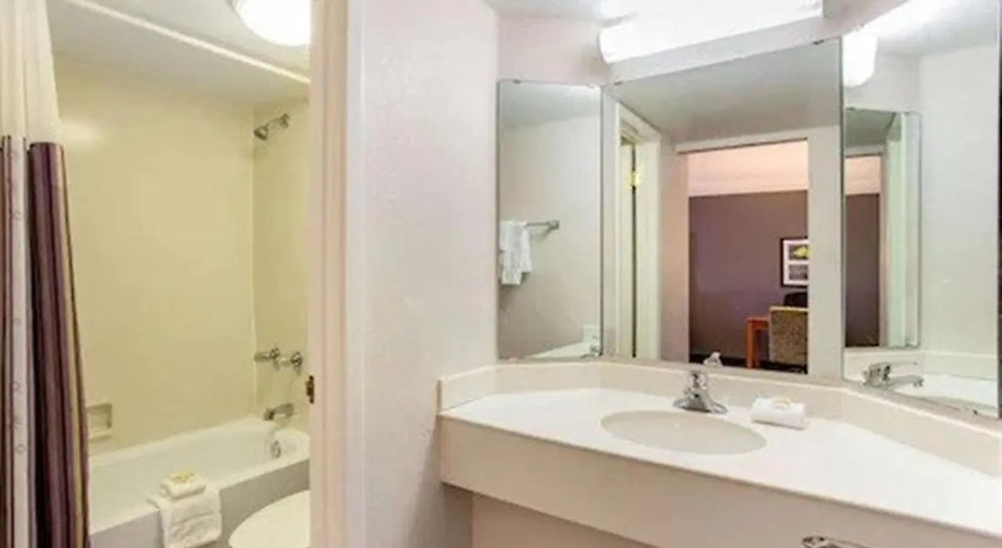 La Quinta Inn Champaign BATHROOM