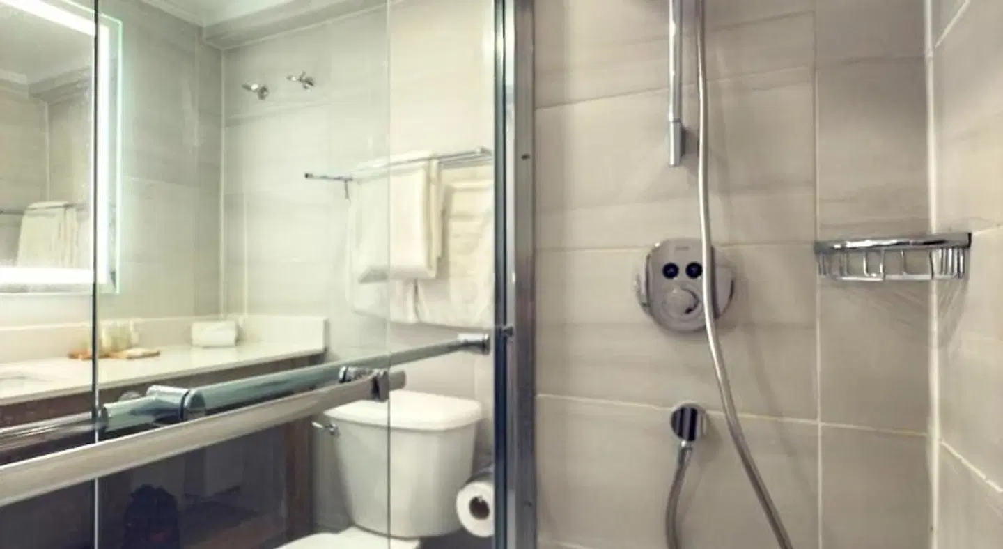 Radisson Hotel Trinidad BATHROOM
