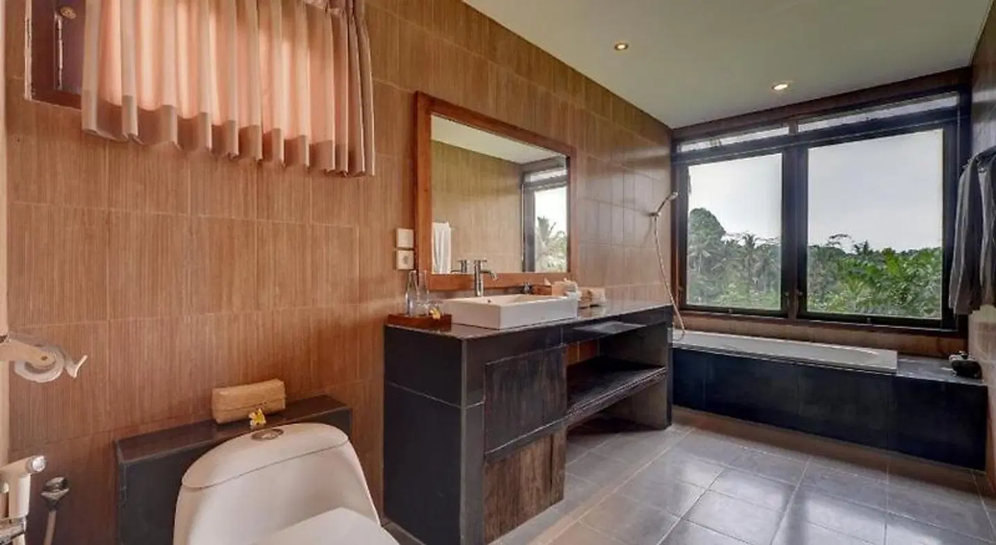 Meng Bengil Villa BATHROOM