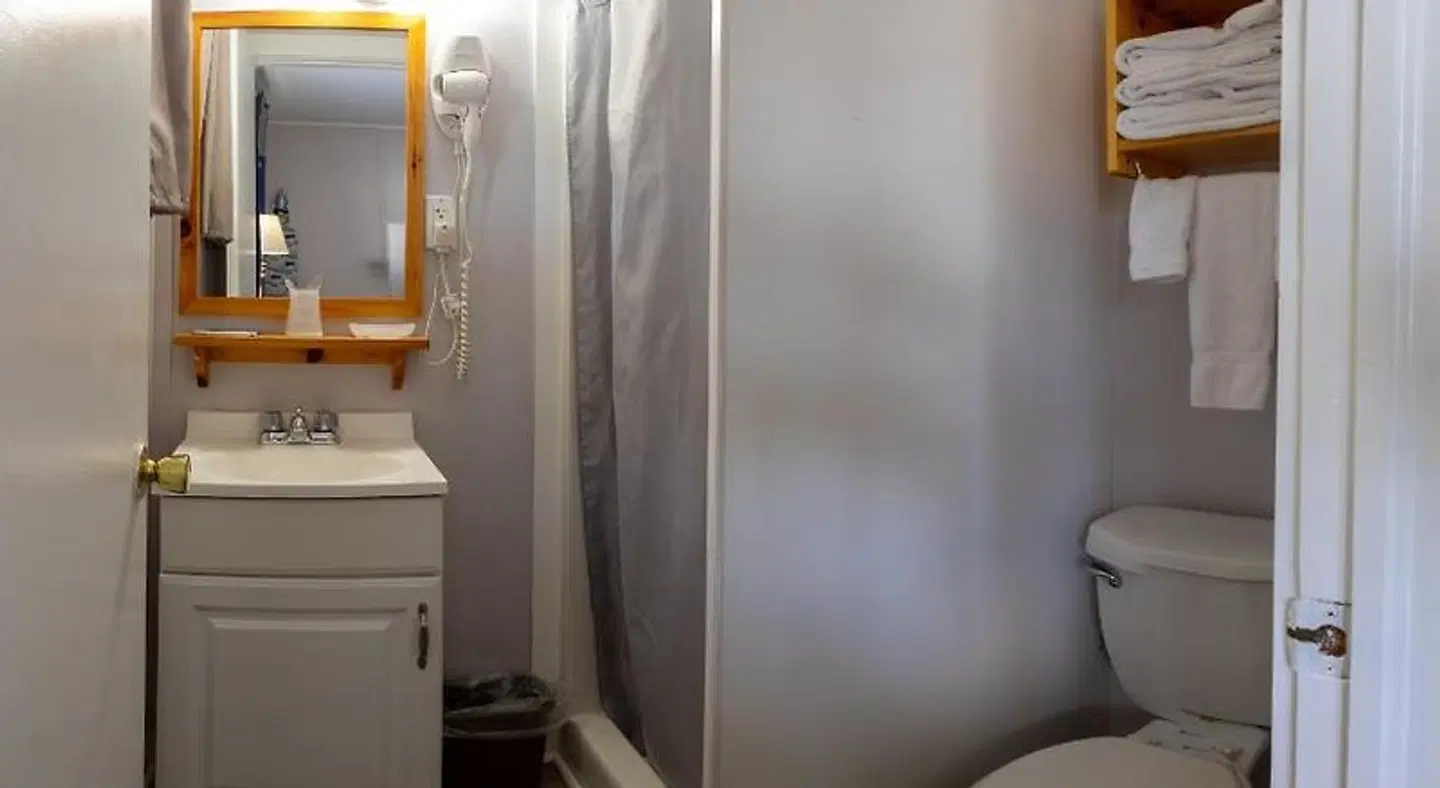 Belle Isle Motel BATHROOM
