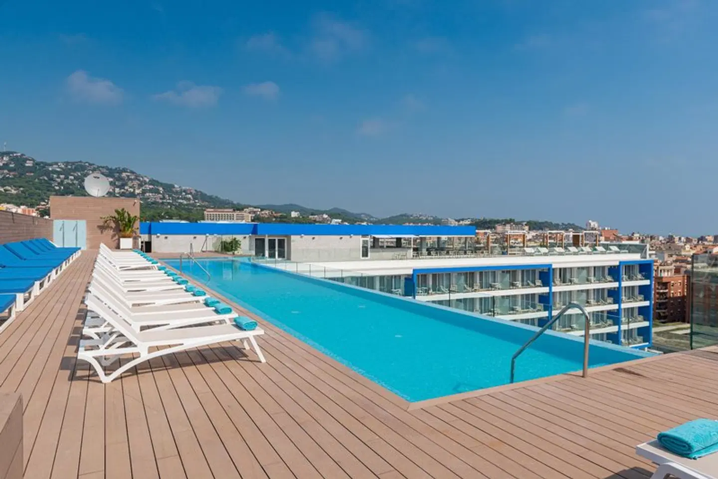 LAzure Hotel OUTDOOR_POOL