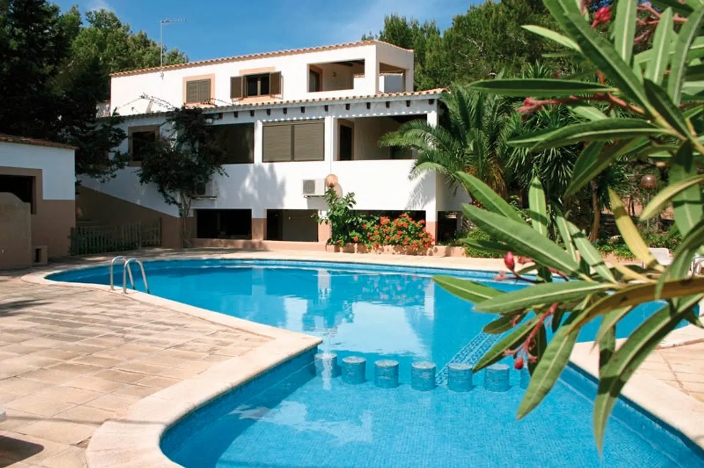 Allida OUTDOOR_POOL