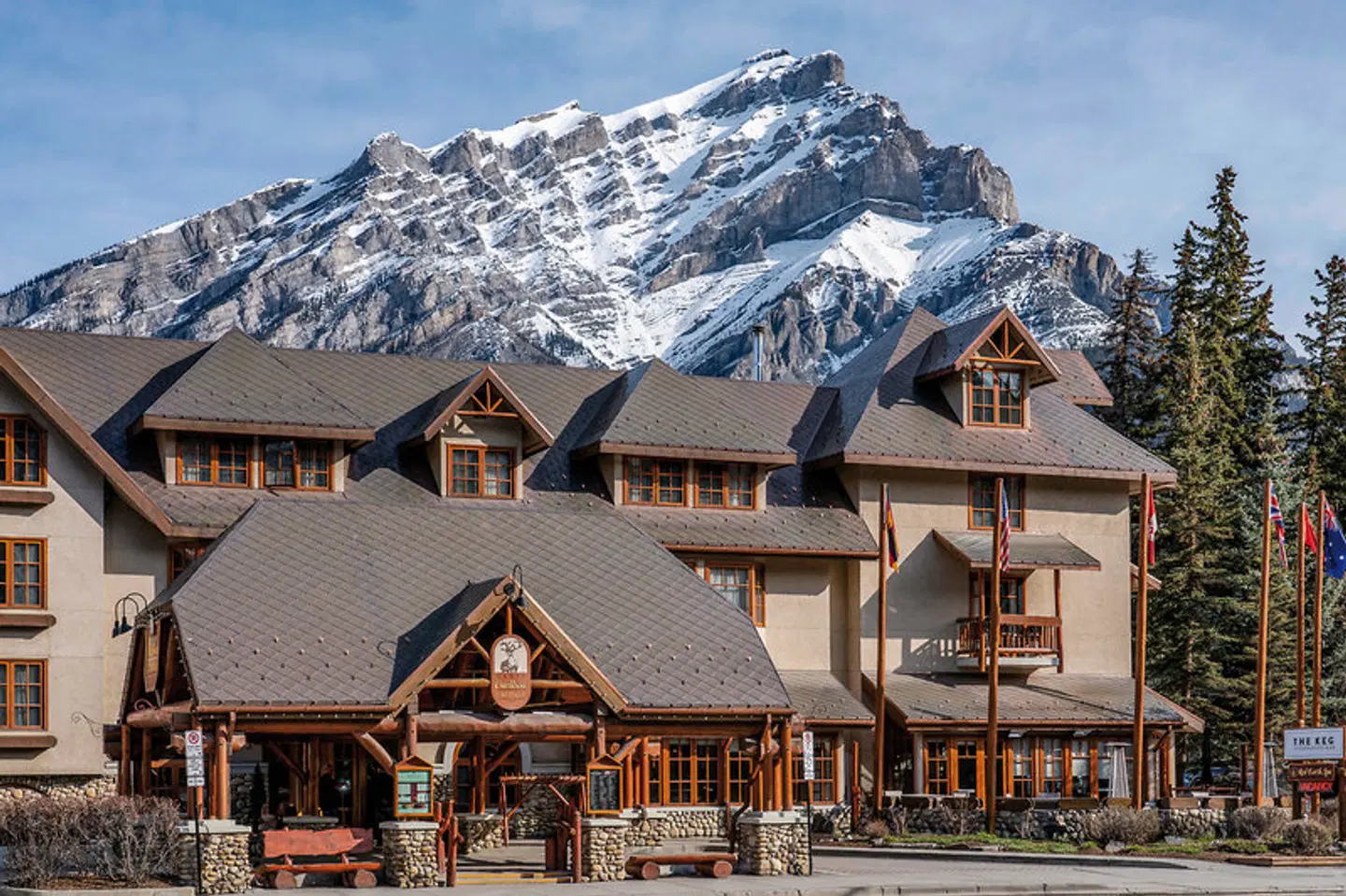 Banff Caribou Lodge & Spa EXTERIOR