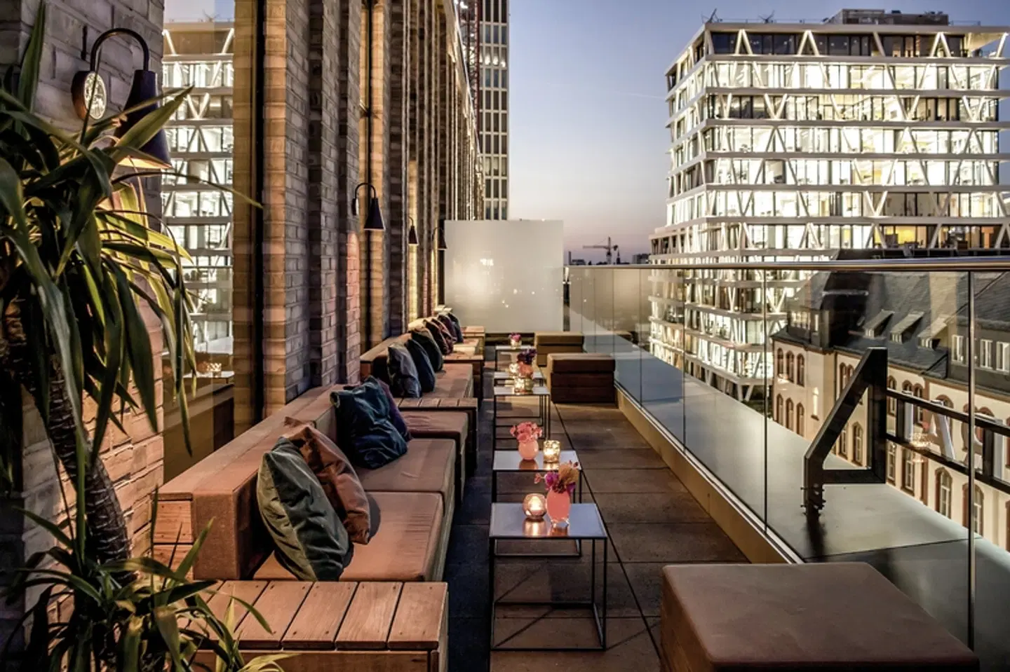 Hotel AMANO Grand Central - inkl. 1 Startnummer Berlin Marathon Terrasse
