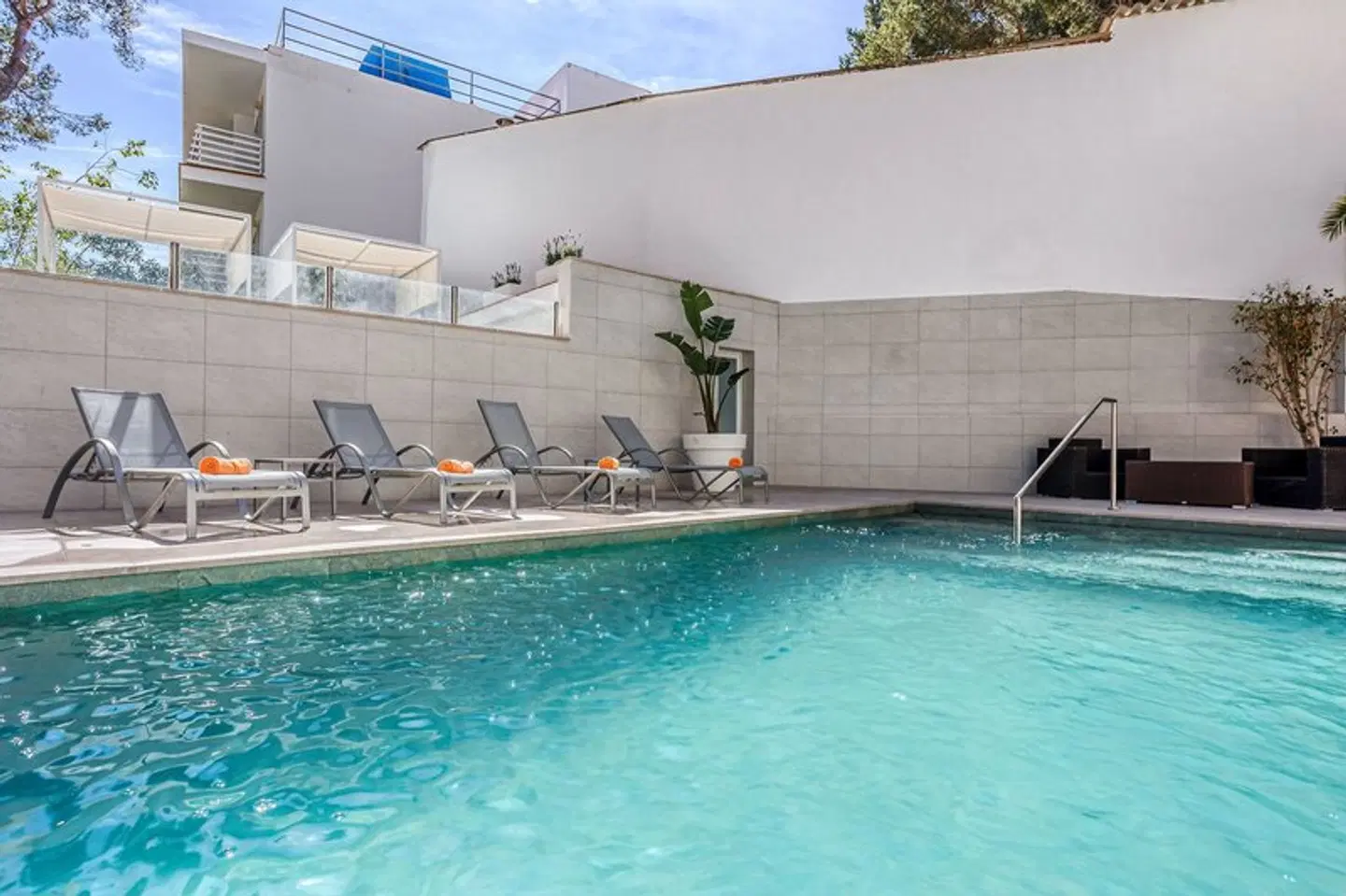 Morlans OUTDOOR_POOL