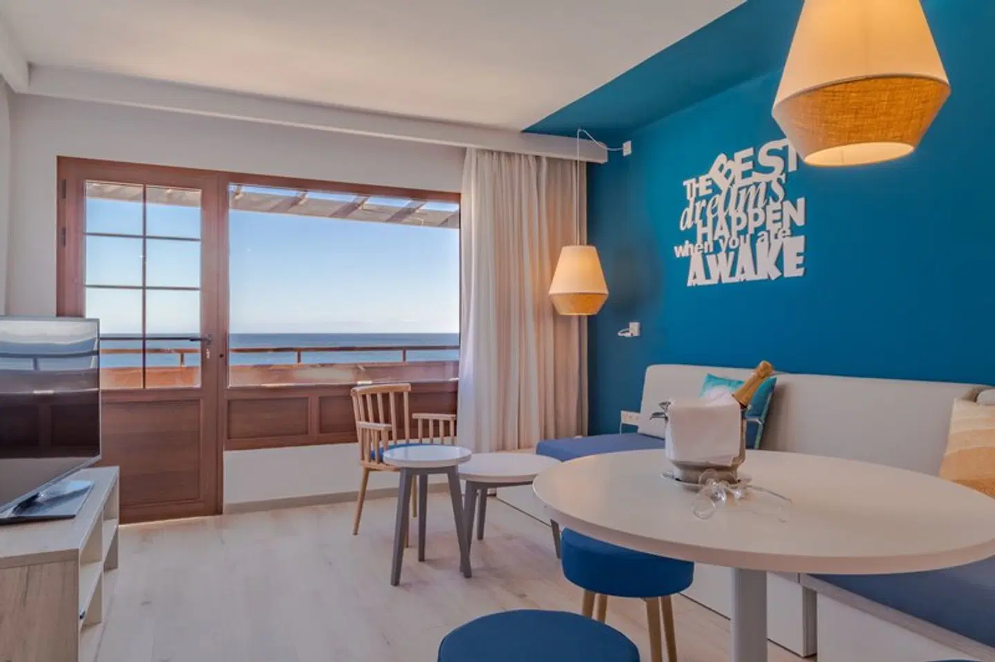 R2 Bahia Kontiki Bar