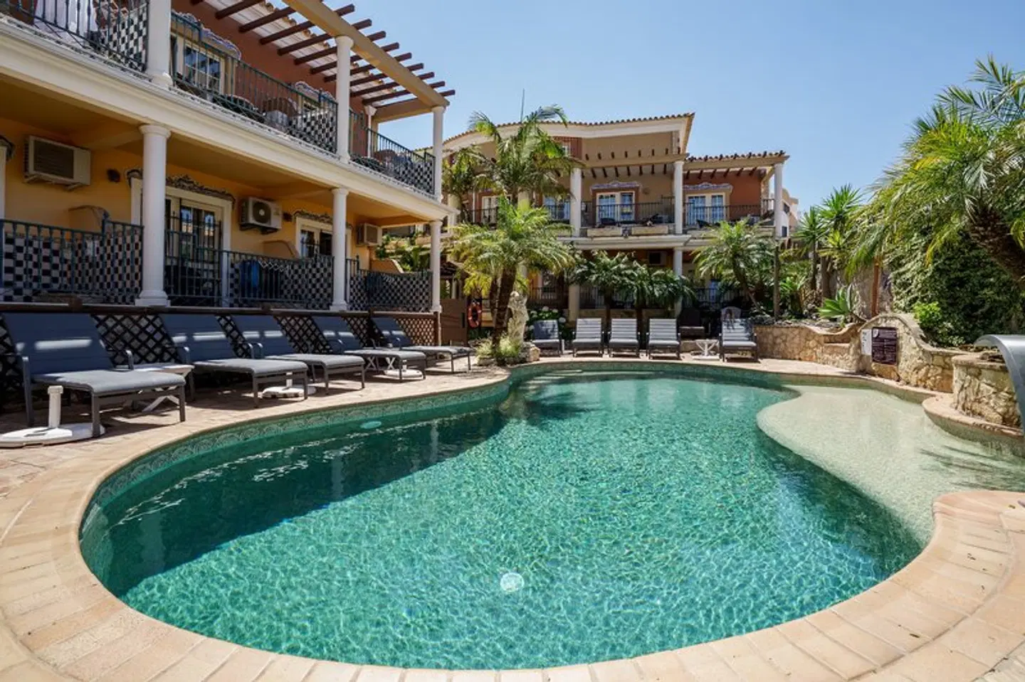 Charming Residence Dom Manuel OUTDOOR_POOL