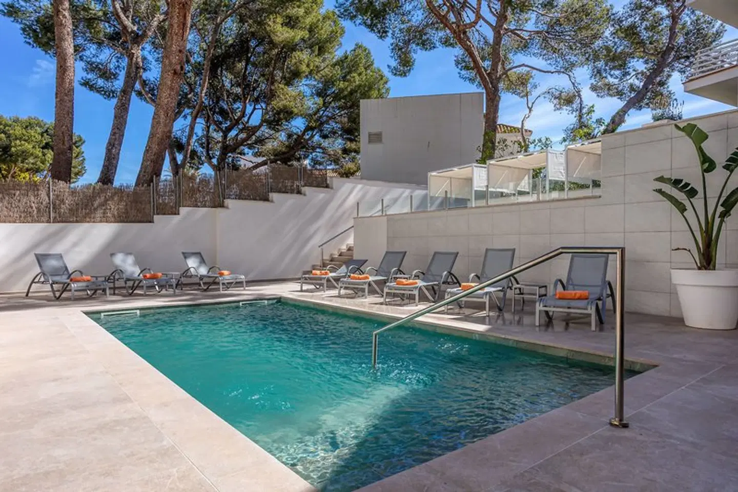 Morlans OUTDOOR_POOL