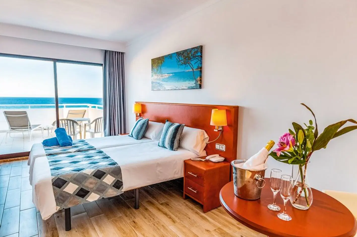 R2 Veronica Beach Hotel ROOM_EXAMPLE